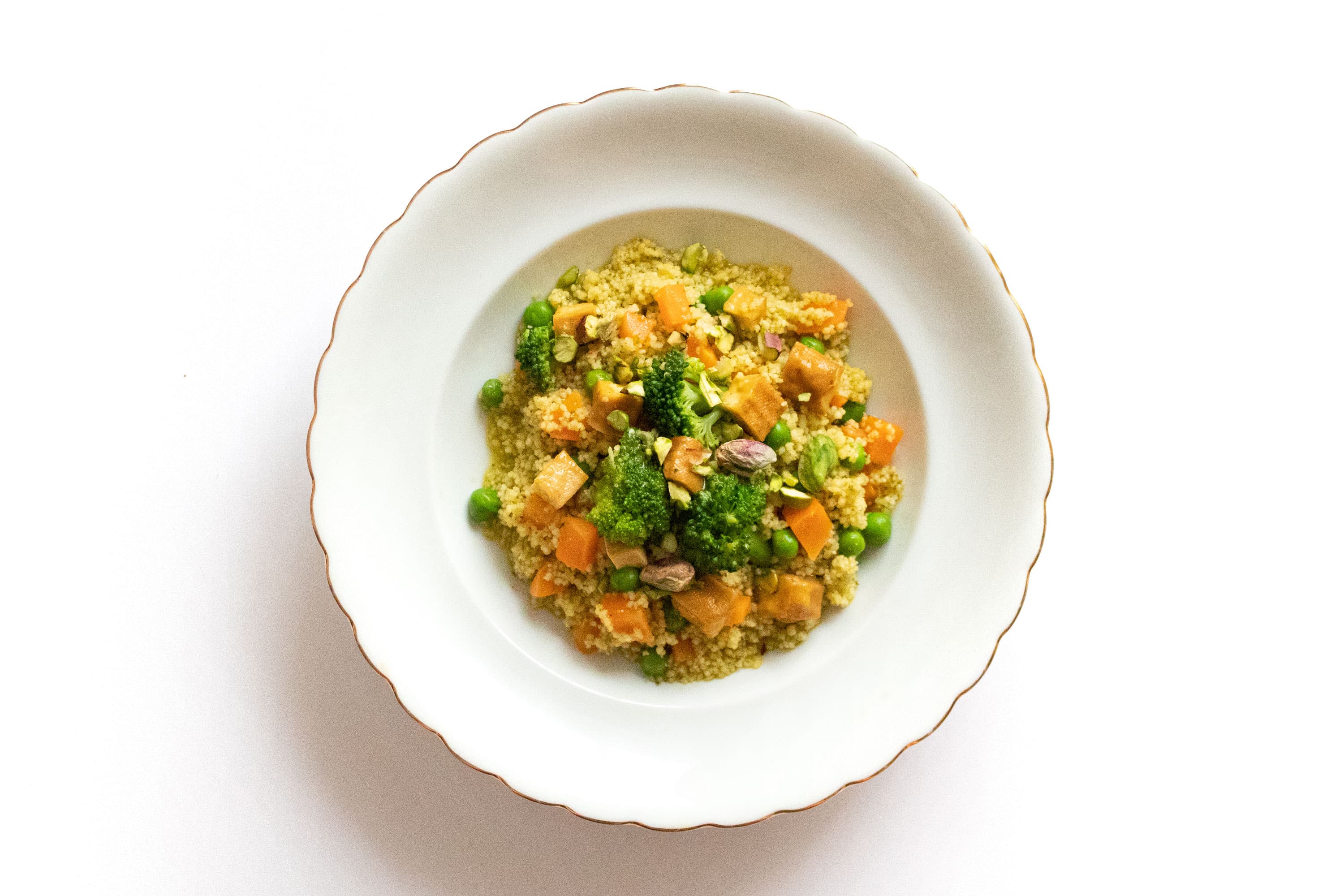 Tofu con cous cous y salsa de mango